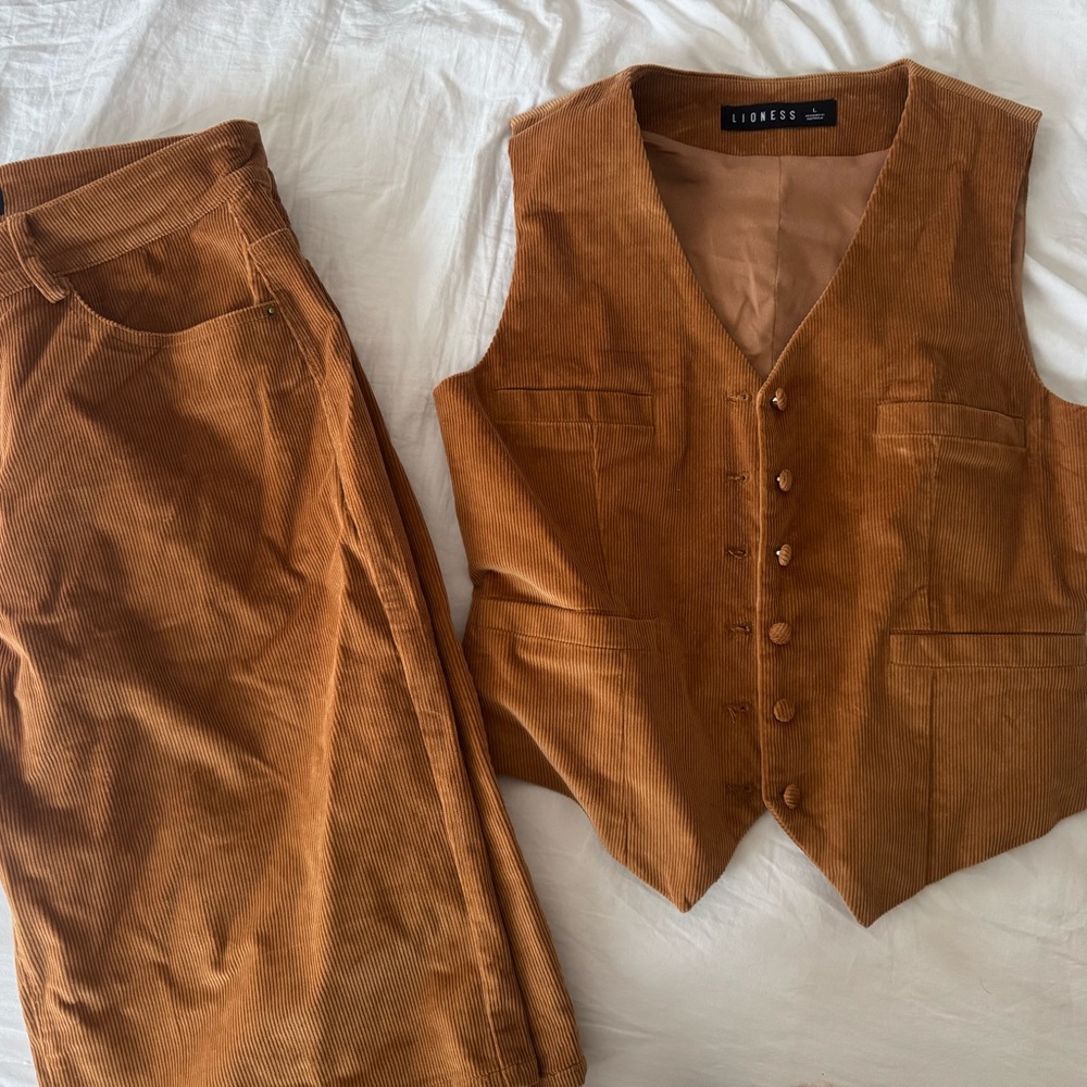 Lioness corduroy shorts and vest set
